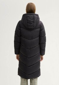 Cappotto in piuma nero con motivo a chevron, cappuccio e maniche lunghe. Il tessuto appare liscio e leggermente lucido con un design di lunghezza media.
