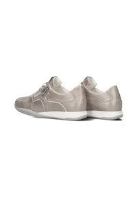 Lichtgrijze suède sneakers met witte accenten, een gestructureerde afwerking en een zijritsdetail, met een flexibele rubberen zool.