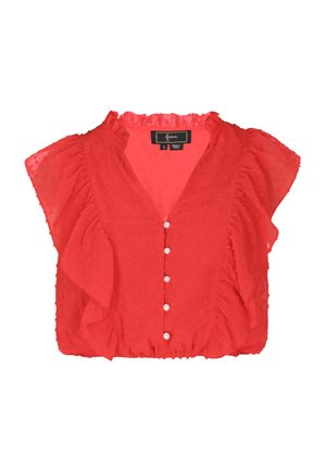 Blusa roja con mangas cortas con volantes, escote en V y una tapeta de botones con perlas sintéticas. Tela texturizada con patrones de puntos.