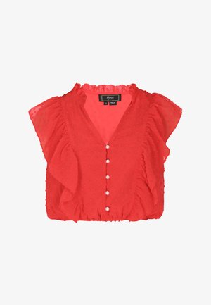 Rød bluse med korte flæseærmer, en V-hals og en knapstolpe med falske perler. Teksturstof med prikmønster.