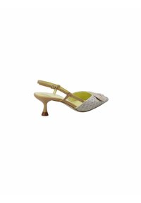 Scarpa slingback beige con tomaia texturizzata, punta affilata e tacco marrone piccolo. I dettagli includono una cinghia con fibbia e una soletta gialla.