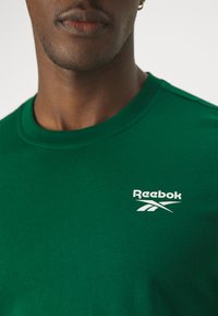 Reebok IDENTITY SMALL LOGO TEE - Osnovna majica kratkih rukava - green