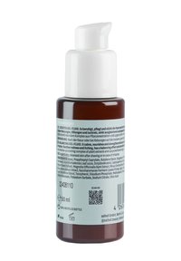 Bruine glazen fles met een witte pompdeksel. Het etiket bevat productinformatie in meerdere talen. Inhoud: 50 ml, gemaakt van 100% gerecycled materiaal.