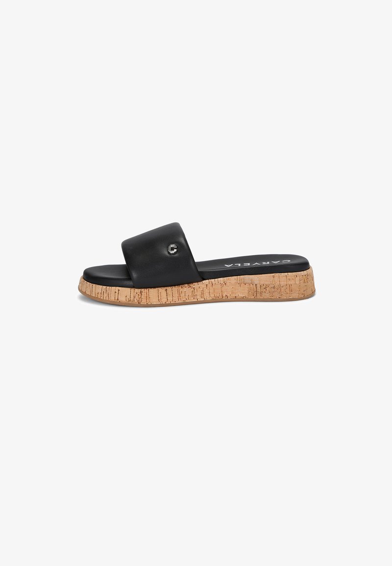 Zwarte leren slipper met een brede band en kurken plateauzool, met een subtiele logo aan de zijkant en een matte afwerking.