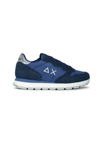 Sneaker blu navy con una combinazione di suede e tessuto, dettagli argentati, punta rotonda, suola bianca a contrasto e chiusura con lacci.