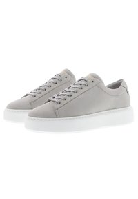 Sneaker in pelle grigia con una texture liscia, design con lacci, colletto imbottito e una spessa suola in gomma bianca. Stile semplice e moderno.