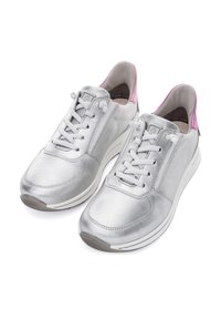Zapatillas de cuero plateado con acentos rosas, puntera redonda, cordones en contraste y un acabado texturizado. Cuentan con una plantilla acolchada y suela de goma.