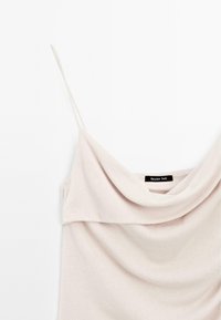 Lichtroze mouwloos topje met een gedrapeerde halslijn. Gemaakt van zachte stof, met dunne bandjes en een label waarop "Massimo Dutti" staat.
