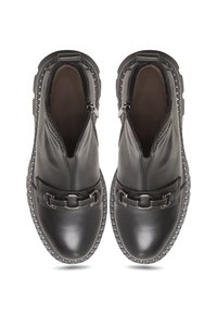 Zwarte leren enkellaarsjes met een ronde neus, een gladde afwerking, zijritsen en decoratieve kettinghardware. Gestructureerde rubberen zool met studs.