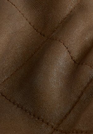 Material din piele maro cu un finisaj texturat, prezentând cusături matlasate într-un model de diamant și o ușoară strălucire pe suprafață.