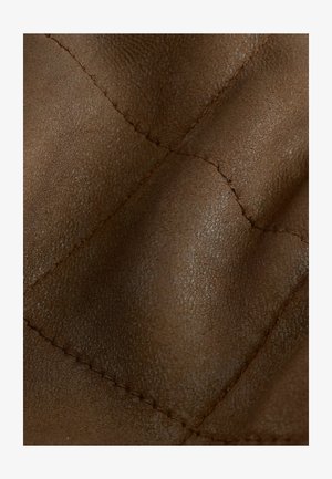 Material din piele maro cu un finisaj texturat, prezentând cusături matlasate într-un model de diamant și o ușoară strălucire pe suprafață.