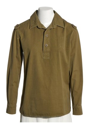 Polo à manches longues vert olive avec bretelles boutonnées aux épaules et trois boutons sur la patte de boutonnage devant.