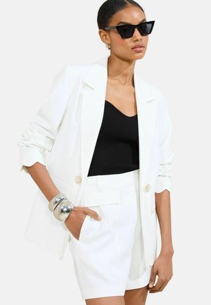 REGULAR FIT - SCALLOP DETAIL  - Short coat - white