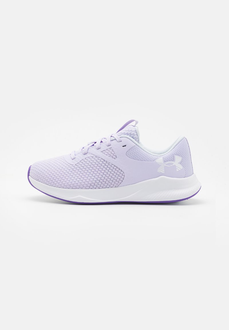 Pantofi sport violete deschise, cu un superior din plasă texturată, accente albe și o talpă căptușită. Prezintă șireturi și un logo pe lateral.