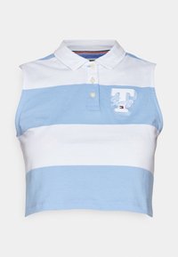 Polo sin mangas hecho de algodón, con rayas horizontales en azul claro y blanco, un cuello y un logo bordado de "Tommy" en el pecho.