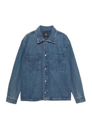Jachetă din denim de culoare albastru deschis, cu închidere frontală cu butoni, două buzunare pe piept și un guler clasic. Textură moale cu un aspect ușor decolorat.
