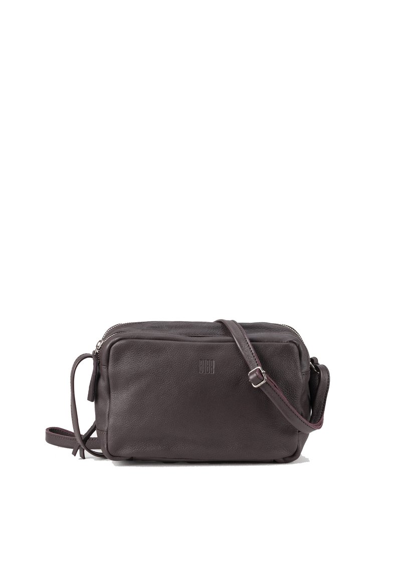 Borsa a tracolla in pelle marrone scuro, con forma rettangolare, chiusura con zip, dettaglio in frange laterali e tracolla regolabile. Branding discreto sul davanti.