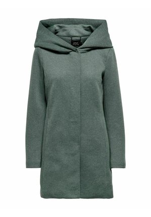 Grüner Damenmantel mit Kapuze, langen Ärmeln, Frontnaht und verdecktem Verschluss, gefertigt aus weich strukturiertem Stoff.