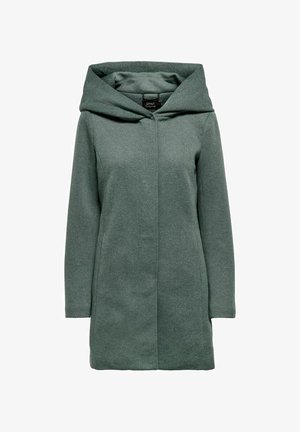 Abrigo verde con capucha para mujer, de mangas largas, costura frontal y cierre oculto, confeccionado con tela de textura suave.