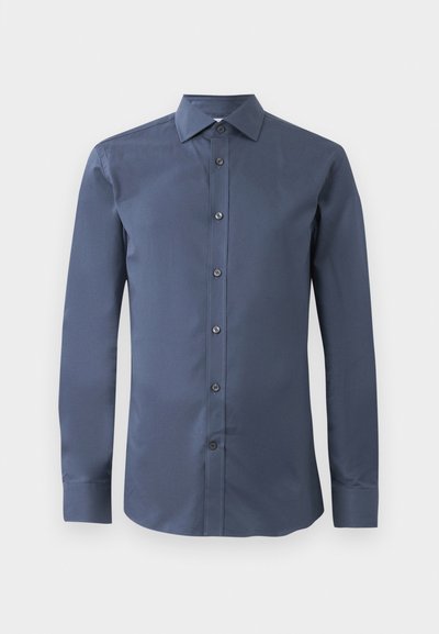 Chemise à manches longues bleu marine en tissu satiné, dotée d'une fermeture à boutons, d'un col classique et de boutons noirs.
