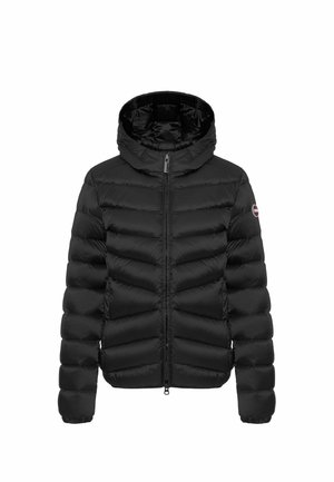 Zwarte pufferjack met capuchon, ritssluiting en kenmerkende horizontale stiknaden. Gladde textuur met een lichte glans.