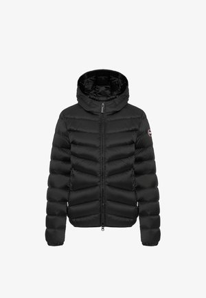 Černá péřová bunda s kapucí, zipovým zapínáním a výraznými horizontálními prošívanými liniemi. Hladký povrch s lehkým leskem.