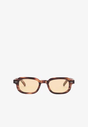 Montatura rettangolare per occhiali con motivo tartarugato e lenti di colore ambra chiaro, esposta su uno sfondo bianco.