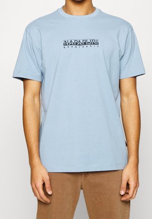 Jasnoniebieska bawełniana koszulka z krótkimi rękawami, z nadrukowanym na przodzie kontrastującym czarnym logo „NAPAPIJRI geographic”.