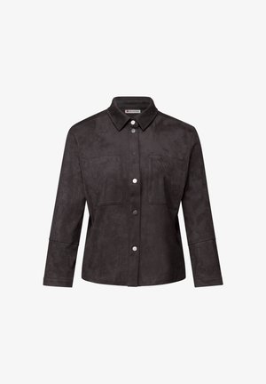 Musta keinonupukki takki, jossa on terävä kaulus, kaksi rintataskua, edessä napit ja pitkät hihat, mattapintainen.