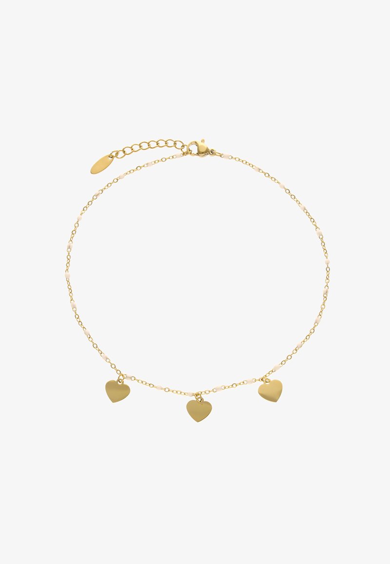 Fin guldhalskæde med små hvide perler og tre jævnt fordelte guldhjerteformede vedhæng, sikret med en hummerlås og forlængerkæde.