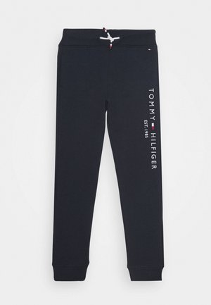 Czarne spodnie dresowe Tommy Hilfiger z prążkowanymi mankietami, białym sznurkiem w pasie i pionowym napisem z logo marki na prawej nodze.