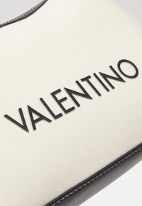 Valentino Bags LEITH - Handbag - naturale/nero