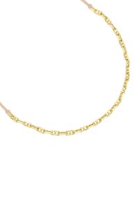 Collana in oro con anelli ovali intrecciati, caratterizzata da una texture liscia e da un leggero splendore. Chiusura regolabile con un cinturino beige morbido.