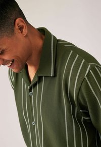 Next TEXTURED SHORT SLEEVE - Hemd - olive green