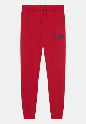 Røde sweatpants lavet af blød stof med elastisk talje, snøre og et mørkeblåt 'Lee' logo på venstre ben.