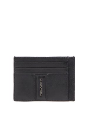 Porte-cartes en cuir noir avec six emplacements pour cartes et le nom de la marque Piquadro sur la languette centrale avant.