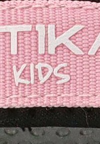 Correa de tela rosa con texto en blanco "TIKAA KIDS", con una superficie texturizada y bordes cosidos, unida a una base de goma negra.