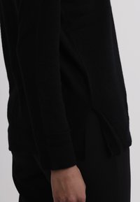 CASH-MERE Stickad tröja - schwarz