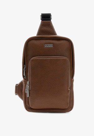 Sac bandoulière en cuir marron texturé avec poche avant zippée, fermetures éclair argentées, surpiqûres blanches et une sangle noire réglable, marqué du logo Guess.