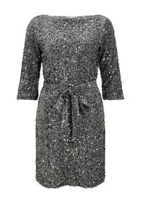 Robe grise à sequins avec des manches trois-quarts, un col rond et une ceinture en tissu à la taille. Surface texturée avec des détails brillants.
