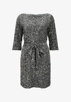 Robe grise à sequins avec des manches trois-quarts, un col rond et une ceinture en tissu à la taille. Surface texturée avec des détails brillants.