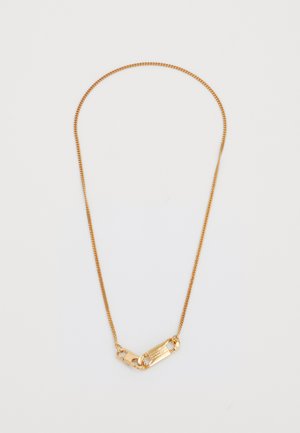 Collar de cadena de oro con un diseño retorcido y un clasp rectangular con detalles grabados. Textura suave, estilo minimalista.