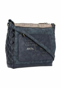 Weiche, marineblaue Kunstleder-Schultertasche mit gestepptem Muster, goldenen Akzenten und einer Reißverschlusstasche. Verfügt über ein dekoratives Logo und Stickereien.