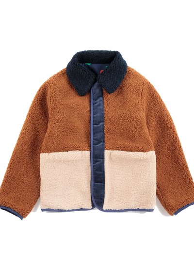 Veste sherpa enfant avec partie supérieure marron, panneaux inférieurs beige, col bleu marine et patte de boutonnage bleu marine sur fond blanc.