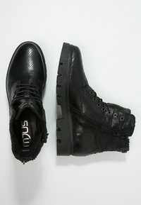 Czarne botki za kostkę z teksturowaną, wzorzystą cholewką, sznurowaniem, bocznym zamkiem błyskawicznym oraz wytrzymałą gumową podeszwą. Odpowiednie na różne okazje.