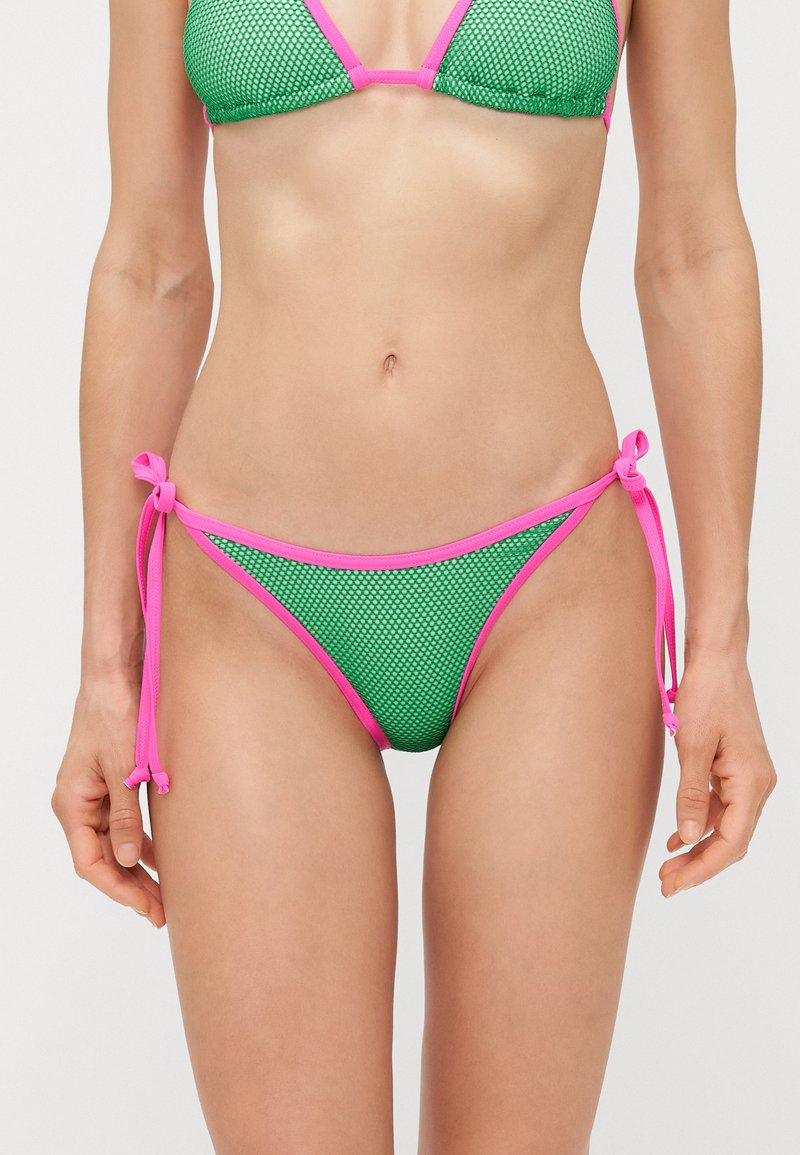 Zöld hálós bikini rózsaszín díszítő pántokkal. Háromszög alakú toppok és kötéssel állítható alsórész. Az anyag hálószerű textúrával rendelkezik.