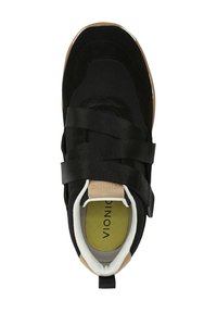 Scarpa atletica nera in materiali mesh e suede, con un accento beige sul tallone, fasce elastiche sulla parte superiore e una soletta verde.