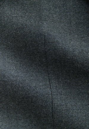 Tmavě šedá látka s tkanou texturou, která vykazuje jemný lesk. Přímo v materiálu probíhá vertikální šev.