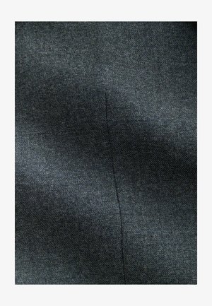 Mørkegråt stof med en vævet tekstur, der viser en subtil glans. En lige søm løber lodret gennem materialet.