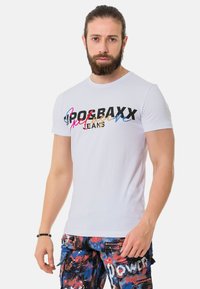Weißes T-Shirt mit kurzen Ärmeln, das mit dem mehrfarbigen Grafiketext "PROABAXX exklusive JEANS" über der Brust bedruckt ist. Standard runder Halsausschnitt.